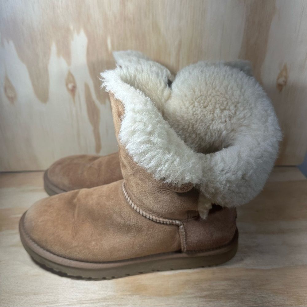 UGG Bailey Button Tan Shearling Lined Boots Women’s Size 10